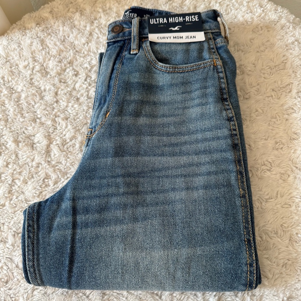 NWT - Hollister Ultra High-Rise Curvy Mom Jeans, W23 L27